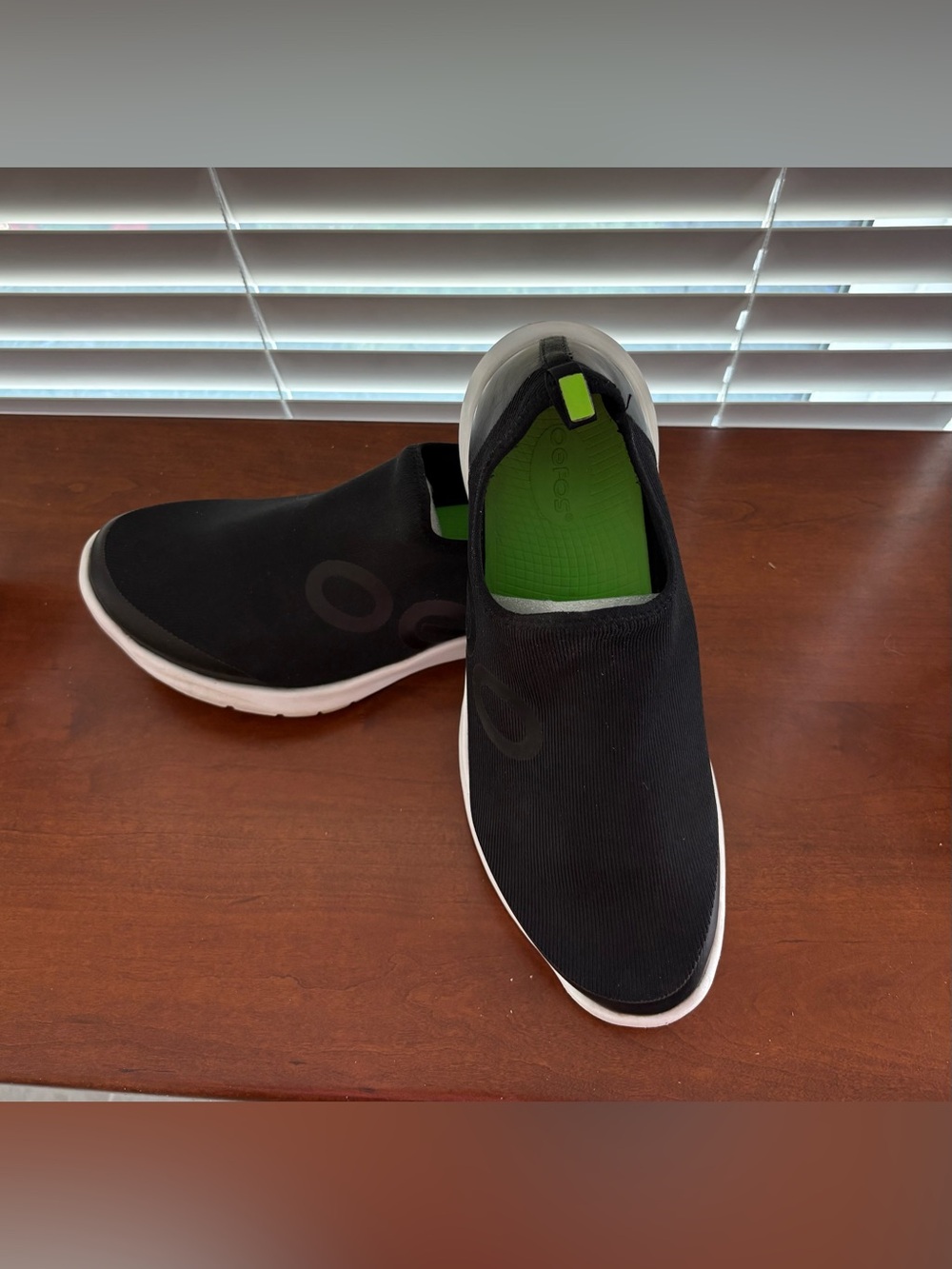 OOFOS OOmg eeZee Low Women’s Recovery slip in Shoe. Size 11